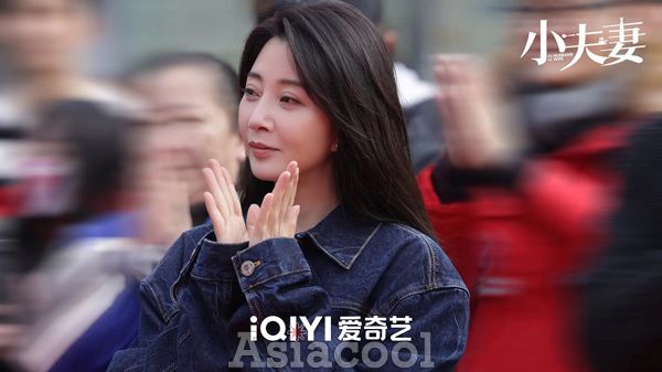 殷桃出席《小夫妻》开机仪式