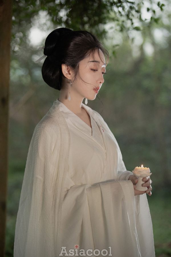 蒋梦婕手持烛灯古风照