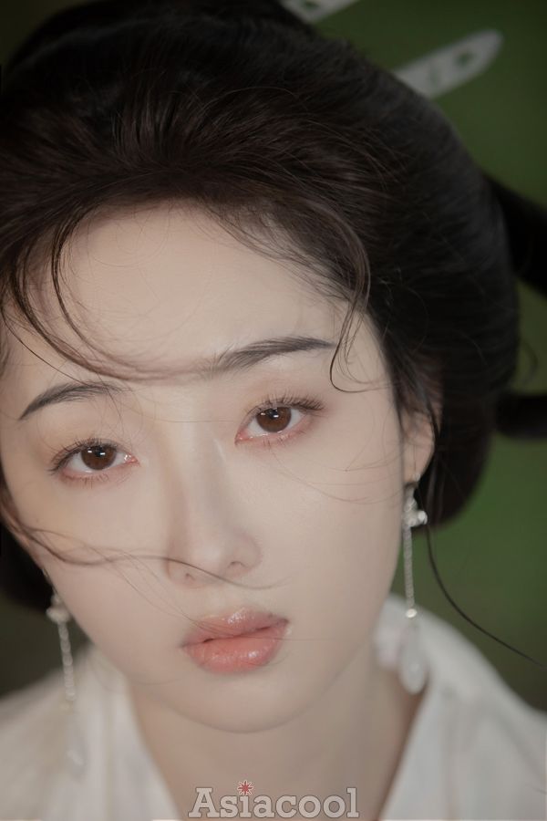 蒋梦婕清冷破碎感写真