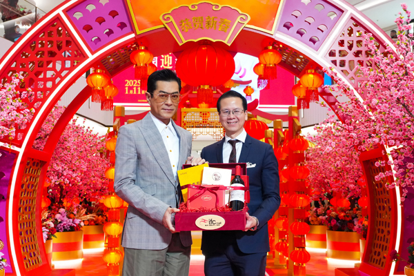 古天乐获赠新年礼物