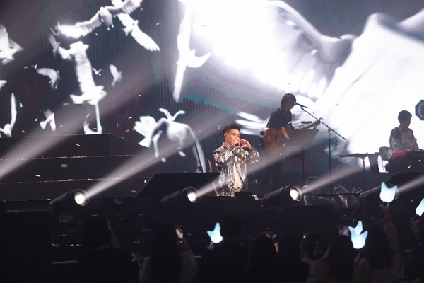 图4萧秉治《活着Alive》期待和歌迷欢唱