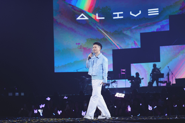 图3萧秉治《活着Alive》期待和歌迷欢唱
