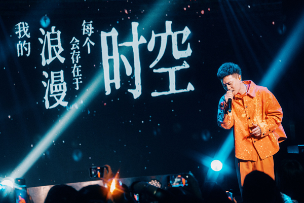 8萧秉治穿上鼓鼓代表橘色
