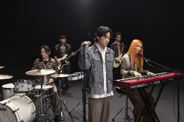 图02:Tizzy Bac〈失去做梦能力的人们〉MV构筑梦境超现实奇幻。(相信音乐提供)