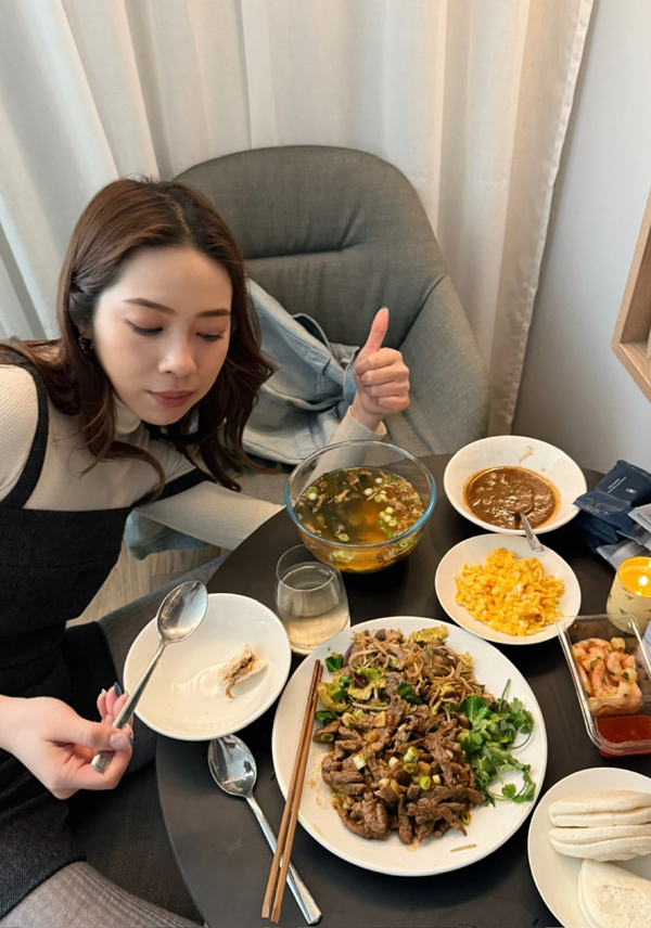 图04:音乐与美食双重疗愈 犬青大展厨艺亲制刈包喂饱团队。(相信音乐提供)