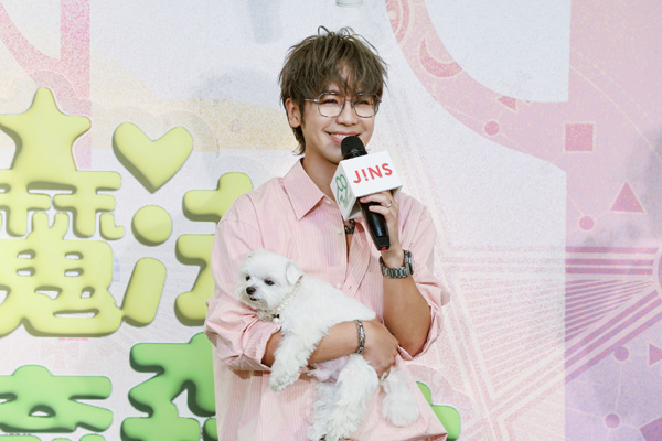 2鼓鼓抱着爱犬小柱露出幸福地笑容