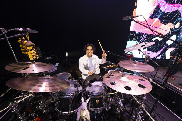 图06:哲谦应景带袋鼠玩偶登台。(相信音乐提供)