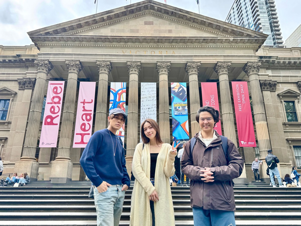 图03:告五人放慢脚步逛墨尔本,感受咖啡之都魅力。(相信音乐提供)