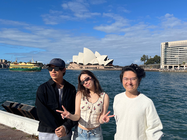 图04:告五人再次打卡悉尼歌剧院。(相信音乐提供)