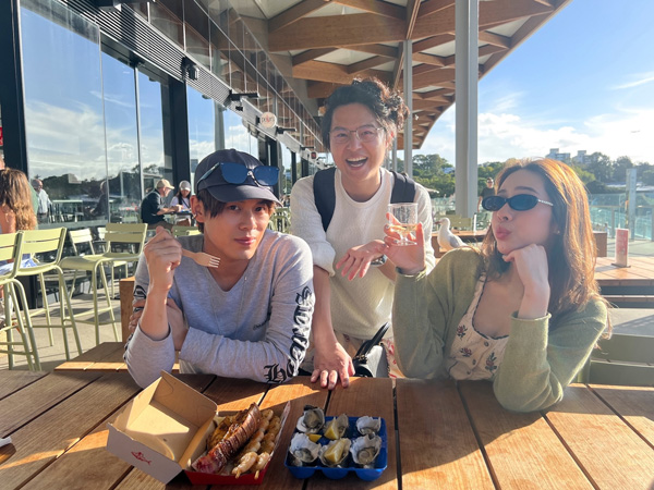 图05:告五人逛鱼市场大啖海鲜。(相信音乐提供)