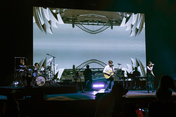 图01:告五人量身打造澳洲演出视频,悉尼城市风貌(相信音乐提供)